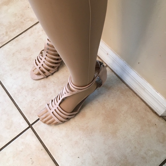 Vince Camuto Cream color Strappy Sandal 3 1/4” Heel size 9 - Picture 9 of 16